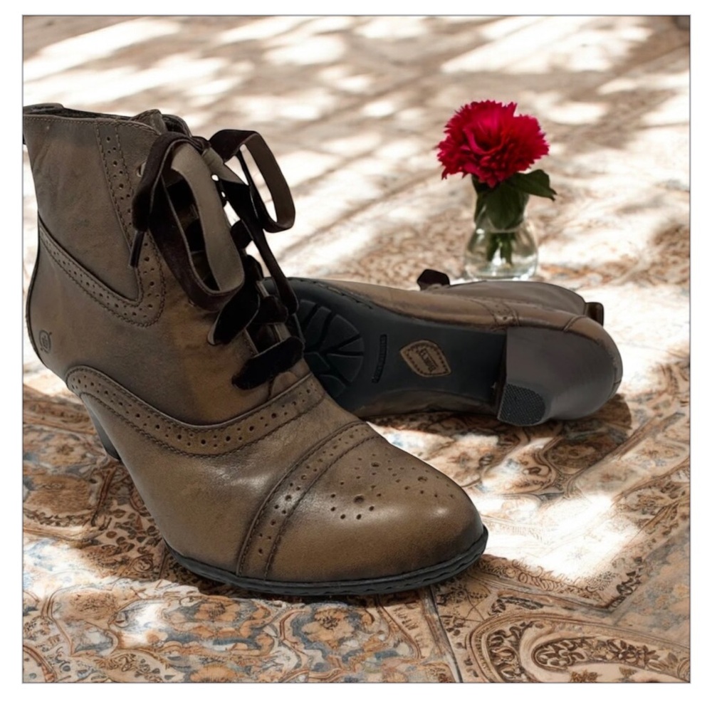 Born Handcrafted Women’s bittersweet boot -Simply amazing quality -EUC-Sz 8.5‌‌